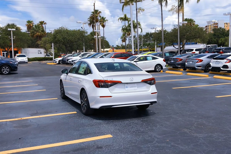 Đồng bộ hóa với những tính năng an toàn trên, hệ thống màn hình hiển thị sau vô-lăng của Honda Civic 2022 cũng được nâng cấp dạng kỹ thuật số 12,3 inch có thể tùy chỉnh linh hoạt màu sắc, khả năng hiển thị.