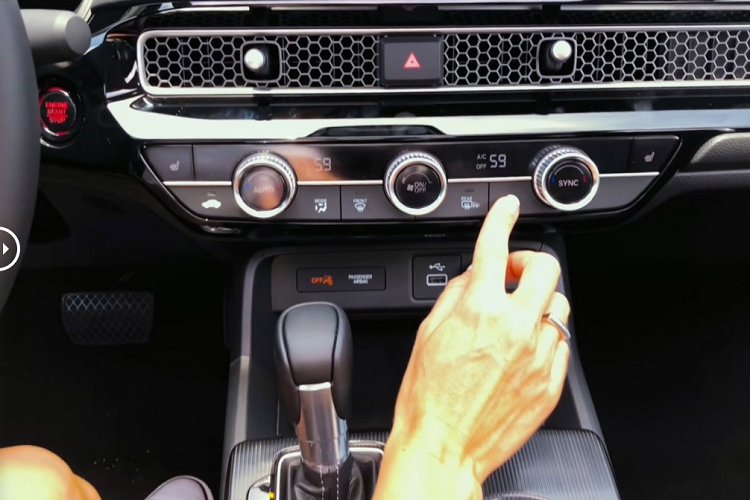 Ấn tượng nhất ở đây phải kể đến màn hình giải trí đã chuyển thành dạng nổi trên táp-lô có kích thước 9 inch hỗ trợ ghép nối với Apple CarPlay/Android Auto không dây, hệ thống âm thanh cao cấp Bose với 12 loa làn đầu có mặt trên Civic 2022. Ngay bên dưới là dàn núm xoay điều hòa giống với đàn em City với cảm giác sang trọng, khi xoay sẽ tạo ra tiếng "tạch tạch" đầy cao cấp.