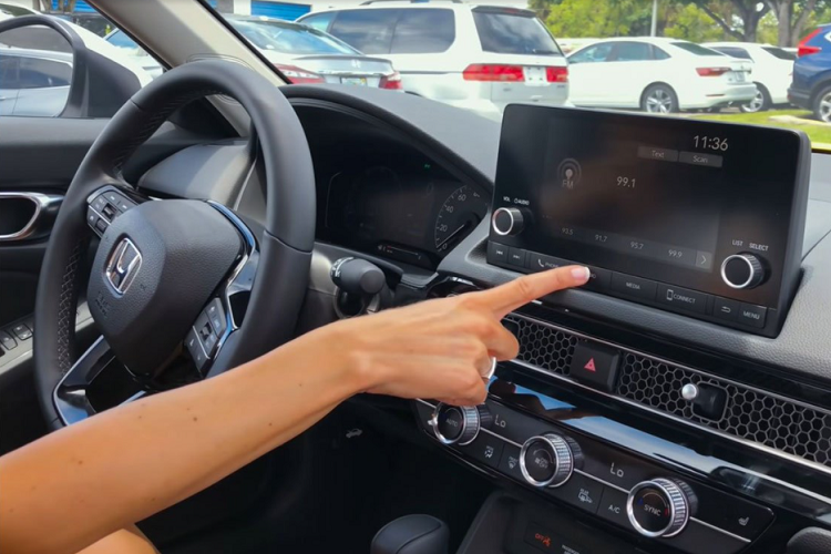 Theo chia sẻ từ nữ Youtuber, tại Mỹ, giá xe Honda Civic 2022 được bán với giá niêm yết dao động từ 21.700 - 28.300 USD (tương đương khoảng 499 - 651 triệu đồng). Phiên bản cô trải nghiệm thực tế là Honda Civic EX với giá 24.700 USD, tương đương khoảng 568 triệu đồng. Trong khi đó, giá xe Honda Civic ở Việt Nam hiện hành đang cao nhất phân khúc dao động từ 729 - 934 triệu đồng.