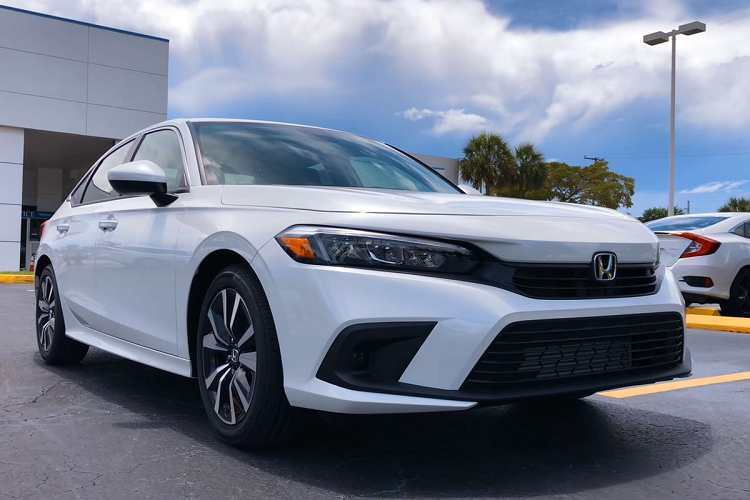 Honda Civic là mẫu xe hạng C vẫn được người dùng trên toàn cầu biết đến với thiết kế thể thao nhất phân khúc và mô hình hiện tại vẫn đang bán ở Việt Nam cũng tương tự. Tuy nhiên, bước sang thế hệ thứ 11, Honda Civic 2022 mới đã rũ bỏ phong cách này với vẻ ngoài có phần cổ điển, tinh giản và đề cao sự tinh tế ở các chi tiết. Mẫu xe này cũng có cuộc cách mạng về thiết kế ở khoang nội thất với rất nhiều thay đổi giúp người dùng có cái nhìn mới mẻ hơn.