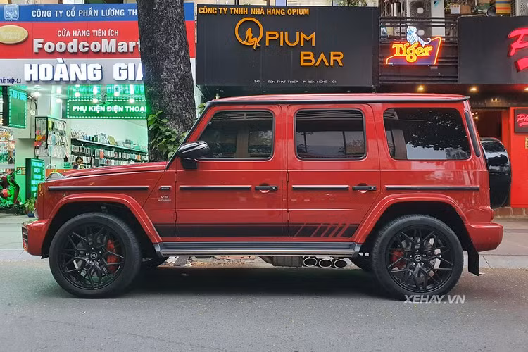 Người mua cũng có thể đặt hàng G63 với nhóm màu sơn cổ điển, không ánh kim "G manufaktur non-metallic" trị giá 138 triệu đồng, bao gồm Vàng Desert Sand, Đỏ Jupiter Red, Xanh dương Dark Blue, Xanh dương China Blue, Xanh lá Deep Green và Xám Classic Grey. Chiếc Mercedes-AMG G63 của Cường Đô la mang trên mình màu China Blue.