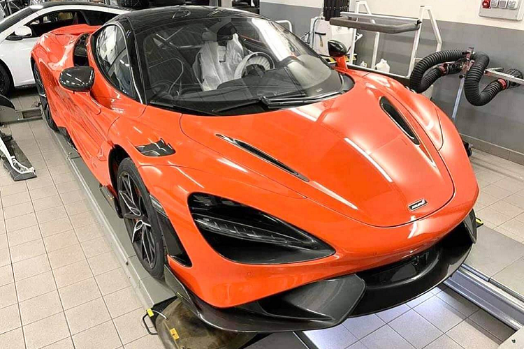 Siêu xe McLaren 765LT được ví như là một chiếc siêu xe giới hạn và đua drag đỉnh hơn so với McLaren 720S. Khối động cơ V8, dung tích 4.0 lít, tăng áp kép khi được trang bị cho siêu xe McLaren 765LT đã được các kỹ sư Anh "phù phép" lại nhằm mang đến cho xe công suất tối đa 755 mã lực, cao hơn 45 mã lực so với McLaren 720S.