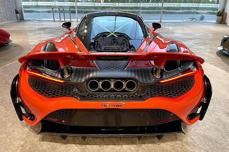 Ngoài ra, siêu xe McLaren 765LT còn có mô-men xoắn cực đại 800 Nm, tăng 30 Nm so với siêu xe McLaren 720S. Sức mạnh của khối động cơ trên siêu xe hàng hiếm McLaren 765LT kết hợp với hộp số ly hợp kép bảy tốc độ đã có các tinh chỉnh làm cho việc sang số nhanh hơn 15% so với McLaren 720S.