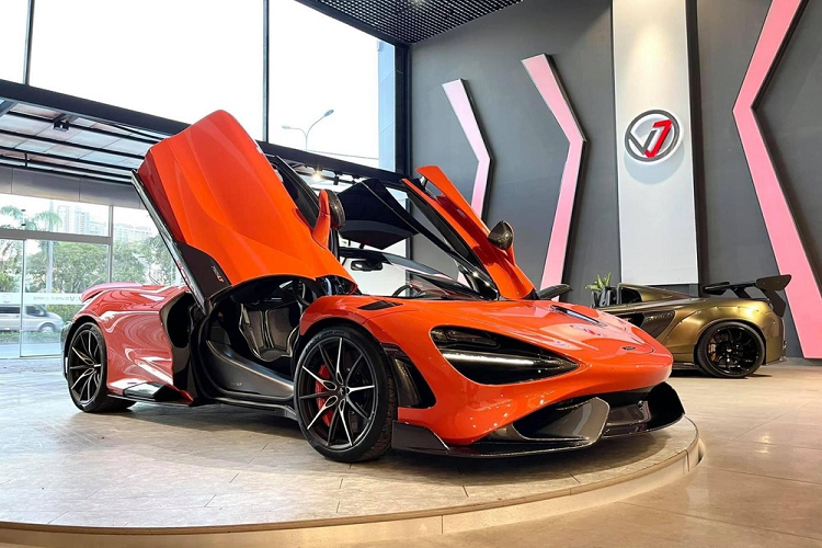 Dòng siêu xe McLaren 765LT chỉ được sản xuất giới hạn 765 chiếc trên toàn thế giới nhưng các đại gia Việt cũng đã nhanh chóng mang về nước 3 chiếc. Trong đó, chiếc siêu xe giới hạn McLaren 765LT thứ 3 về dải đất hình chữ S đã được một công ty nhập khẩu tư nhân ở quận 7, TP HCM đăng ảnh vào tối ngày 28/5/2021 vừa qua.