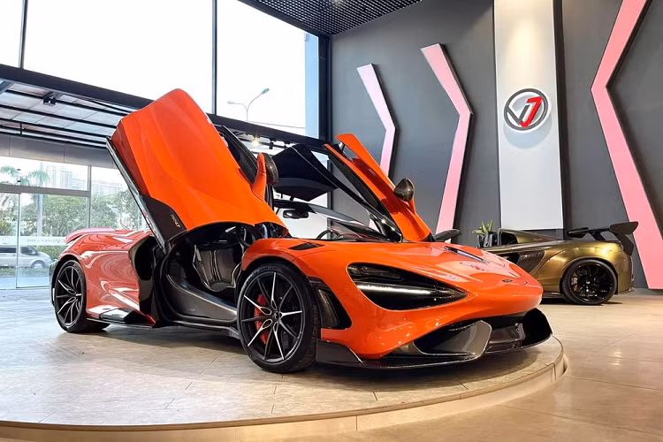 Dòng siêu xe McLaren 765LT chỉ được sản xuất giới hạn 765 chiếc trên toàn thế giới nhưng các đại gia Việt cũng đã nhanh chóng mang về nước 3 chiếc. Trong đó, chiếc siêu xe giới hạn McLaren 765LT thứ 3 về dải đất hình chữ S đã được một công ty nhập khẩu tư nhân ở quận 7, TP HCM đăng ảnh vào tối ngày 28/5/2021 vừa qua.
