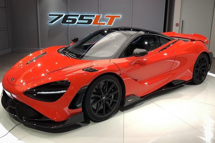 Chiếc siêu xe giới hạn McLaren 765LT này có trang bị khung chống lật, ngoài ra là bộ ghế đua bằng sợi carbon đắt đỏ