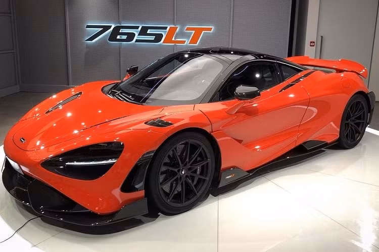 Chiếc siêu xe giới hạn McLaren 765LT này có trang bị khung chống lật, ngoài ra là bộ ghế đua bằng sợi carbon đắt đỏ