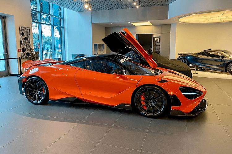 Chưa dừng lại đó, chiếc siêu xe giới hạn McLaren 765LT thứ 3 về nước còn có trang bị khung chống lật như xe đua ở sau 2 ghế ngồi. Đây là tuỳ chọn khá đắt đỏ và khiến cho khoảng không gian phía sau 2 hàng ghế ngồi của McLaren 765LT bị thu hẹp đi đáng kể so với những chiếc McLaren 765LT không có trang bị này.