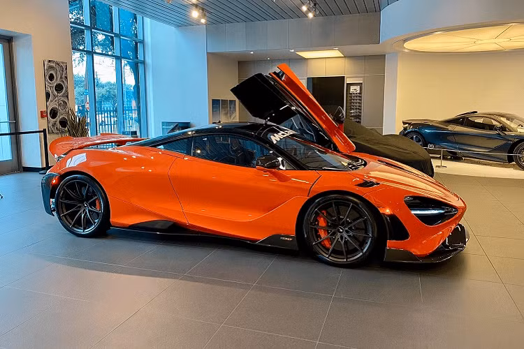 Chưa dừng lại đó, chiếc siêu xe giới hạn McLaren 765LT thứ 3 về nước còn có trang bị khung chống lật như xe đua ở sau 2 ghế ngồi. Đây là tuỳ chọn khá đắt đỏ và khiến cho khoảng không gian phía sau 2 hàng ghế ngồi của McLaren 765LT bị thu hẹp đi đáng kể so với những chiếc McLaren 765LT không có trang bị này.