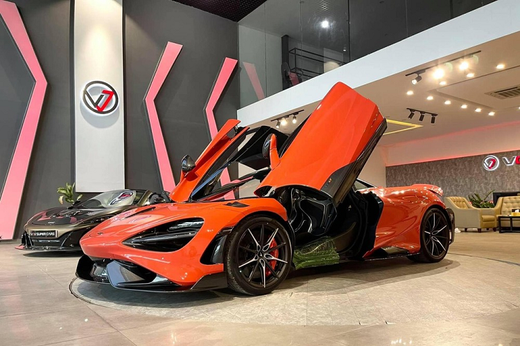 Siêu xe giới hạn McLaren 765LT có thời gian đua nước rút từ vị trí xuất phát lên 100 km/h chỉ trong thời gian 2,8 giây, thêm 4,2 giây nữa để giúp cho siêu xe McLaren 765LT tăng tốc lên 200 km/h trước khi đạt vận tốc tối đa 330 km/h.