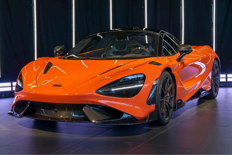 Hiện chưa rõ chiếc siêu xe McLaren 765LT mới lộ ảnh xuất hiện tại một công ty nhập khẩu tư nhân ở quận 7 đã có chủ nhân hay chưa. Giá xe McLaren 765LT ở Việt Nam luôn được các công ty nhập khẩu tư nhân giữ bí mật nhưng giới mê xe ước tính các đại gia Việt phải chi ra trên 33 tỷ đồng để giúp siêu xe McLaren 765LT lăn bánh trên đường với biển trắng. Tại thị trường Mỹ, siêu xe bản giới hạn McLaren 765LT được chào bán khoảng 358.000 đô la, tương đương 8,26 tỷ đồng.