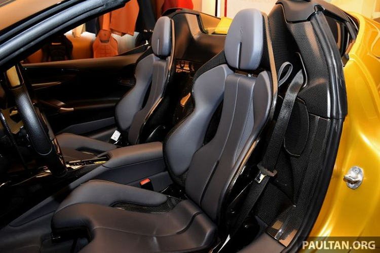 Ngoài ra, xe còn được cung cấp với gói tùy chọn Assetto Fiorano, bao gồm ốp cửa và cánh gió carbon, lò xo và ống xả làm từ vật liệu titan, hệ thống treo Multimatic cải tiến, lốp Michelin Sport Cup 2 cho độ bám đường cao...