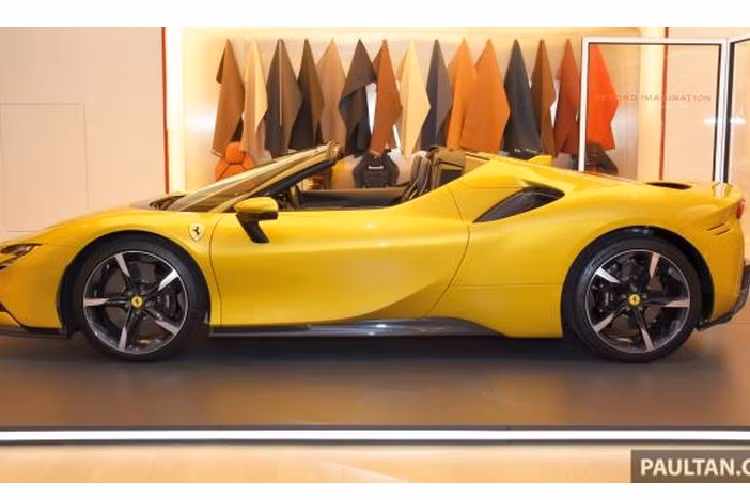 Tại Malaysia, giá xe Ferrari SF90 Spider bán từ 505.814 USD (khoảng 11,6 tỷ đồng), rẻ hơn vài lần so với giá xe khi về Việt Nam bởi vì SF90 Stradale chính hãng tại Việt Nam đã có giá khởi điểm lên tới 34,5 tỷ đồng.