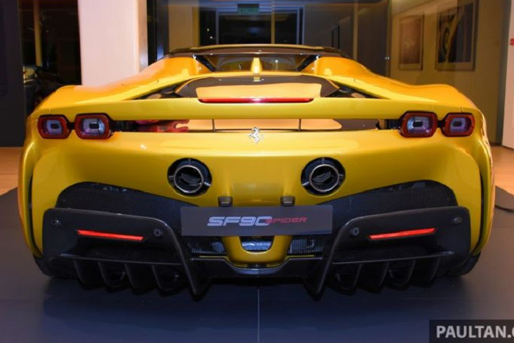 Đối với nội thất, Ferrari SF90 Spider tiếp tục mang tới sự đơn giản nhưng đậm nét quyến rũ nhờ thiết kế đầy tinh tế. Mọi chi tiết thừa, các núm bấm vậy lý thô cứng dường như đã bị loại bỏ khỏi siêu phẩm này để nhường chỗ cho các hệ thống giải trí, thông tin hiện đại. Màn hình kỹ thuật số 16 inch đặt sau vô lăng xe cũng rất nổi bật.