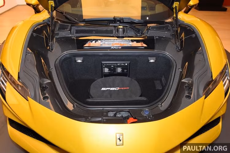 Ferrari SF90 Spider được trang bị khối động cơ xăng tăng áp V8 4.0L, cho ra công suất 769 mã lực và mô-men xoắn cực đại 800 Nm, kết hợp với 3 mô-tơ điện, cung cấp thêm 217 mã lực, cho tổng công suất lên tới 986 mã lực và 900 Nm. Siêu xe mui trần có thể dễ dàng tăng tốc từ 0 - 100 km/h chỉ với 2,5 giây trước khi đạt vận tốc tối đa 340 km/h.