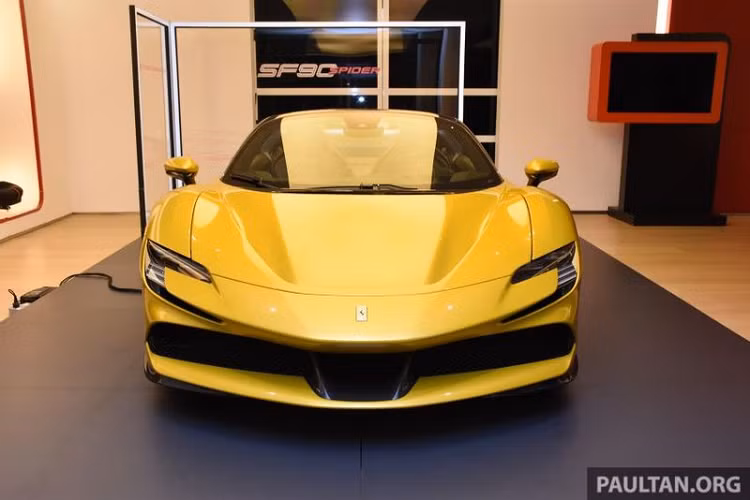 Về thiết kế, Ferrari SF90 Spider sở hữu ngoại hình nổi bật và bắt mắt với những đường nét thiết kế mềm mại pha trộn nét hiện đại, tinh tế và tạo được sự riêng biệt, không thể bị nhầm lẫn với những "người anh em" khác trong gia đình Ferrari.