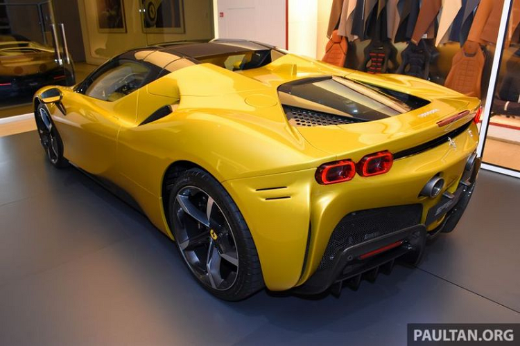 So với SF90 Stradale coupe, siêu xe Ferrari SF90 Spider có chiều dài ngắn hơn 6 mm, chiều rộng nhỉnh hơn 1 mm và cao hơn 5 mm, các con số kích thước dài x rộng x cao chính xác là 4.704 x 1.973 x 1.191 mm.