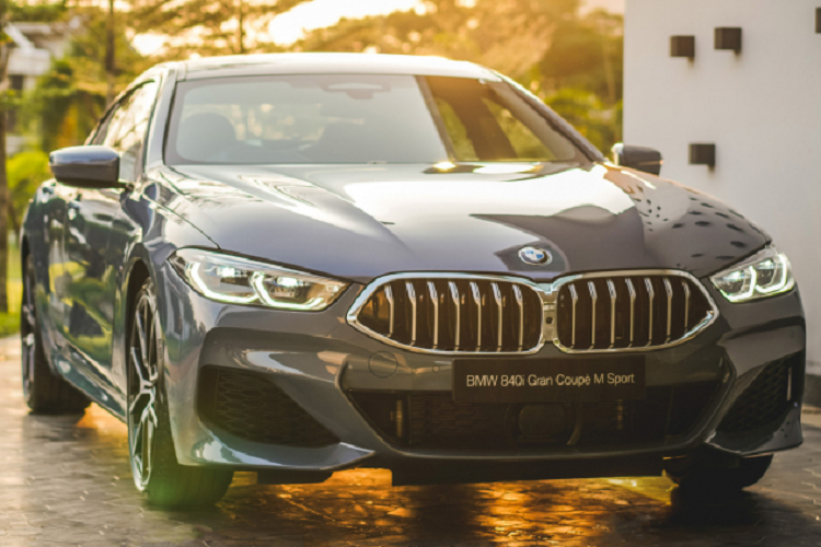 Nội thất BMW 840i Gran Coupe M Sport đi kèm với các trang bị như điều hoà tự động 4 vùng độc lập, hàng ghế trước có hỗ trợ thông gió/sưởi và chỉnh điện nhớ vị trí. Hệ thống BMW Live Cockpit Professional với màn hình 12,3 inch và màn hình cảm ứng 10,25 inch. Hệ thống thông tin giải trí hứa hẹn sẽ có dàn âm thanh vòm Harman Kardon 16 loa, 464 watt và hơn nữa.