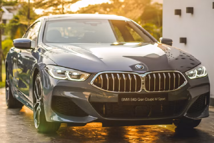 Nội thất BMW 840i Gran Coupe M Sport đi kèm với các trang bị như điều hoà tự động 4 vùng độc lập, hàng ghế trước có hỗ trợ thông gió/sưởi và chỉnh điện nhớ vị trí. Hệ thống BMW Live Cockpit Professional với màn hình 12,3 inch và màn hình cảm ứng 10,25 inch. Hệ thống thông tin giải trí hứa hẹn sẽ có dàn âm thanh vòm Harman Kardon 16 loa, 464 watt và hơn nữa.