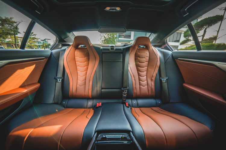 Xe sử dụng kết hợp với hộp số tự động 8 cấp Steptronic Sport. Nhờ đó, 840i Gran Coupe có thể tăng tốc từ 0 – 100 km/h chỉ trong 5.2 giây trước khi đạt tốc độ tối đa giới hạn ở mức 250 km/h.