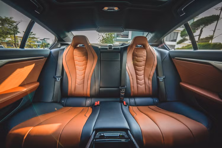 Xe sử dụng kết hợp với hộp số tự động 8 cấp Steptronic Sport. Nhờ đó, 840i Gran Coupe có thể tăng tốc từ 0 – 100 km/h chỉ trong 5.2 giây trước khi đạt tốc độ tối đa giới hạn ở mức 250 km/h.