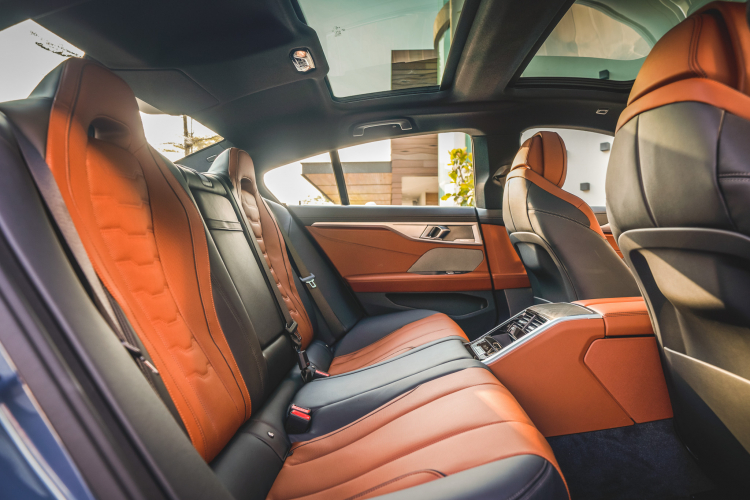 Ngoại thất BMW 840i Gran Coupe M Sport được trang bị gói M Sport thể thao, bao gồm cản trước và body thể thao M Aerodynamics. “Dàn chân” lắp bộ mâm hợp kim M Sport kích thước 20 inch (728 M), đi kèm với lốp lớn 245/35 phía trước và 275/30 phần phía sau.