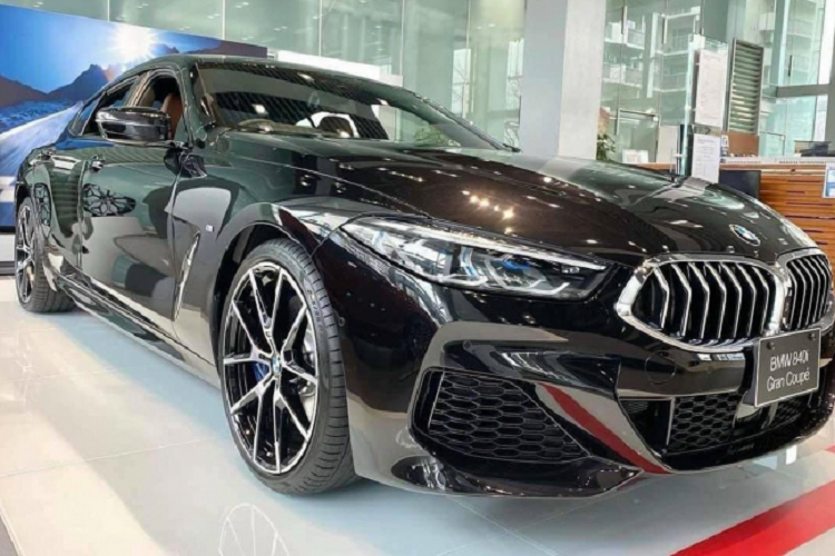 Thaco BMW đã có kế hoạch phân phối dòng 8 Series Gran Coupe hoàn toàn mới tại thị trường Việt ngay trong năm nay. Xe phân phối thuộc phiên bản BMW 840i Gran Coupe M Sport mới. Theo tìm hiểu, BMW 840i Gran Coupe M Sport được đưa về với số lượng giới hạn chỉ 3 chiếc với giá bán tạm tính 6,789 tỷ đồng hay còn được hiểu vui là “San Bằng Tất Cả” với dân chơi biển số đẹp.