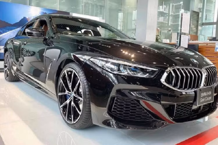Thaco BMW đã có kế hoạch phân phối dòng 8 Series Gran Coupe hoàn toàn mới tại thị trường Việt ngay trong năm nay. Xe phân phối thuộc phiên bản BMW 840i Gran Coupe M Sport mới. Theo tìm hiểu, BMW 840i Gran Coupe M Sport được đưa về với số lượng giới hạn chỉ 3 chiếc với giá bán tạm tính 6,789 tỷ đồng hay còn được hiểu vui là “San Bằng Tất Cả” với dân chơi biển số đẹp.