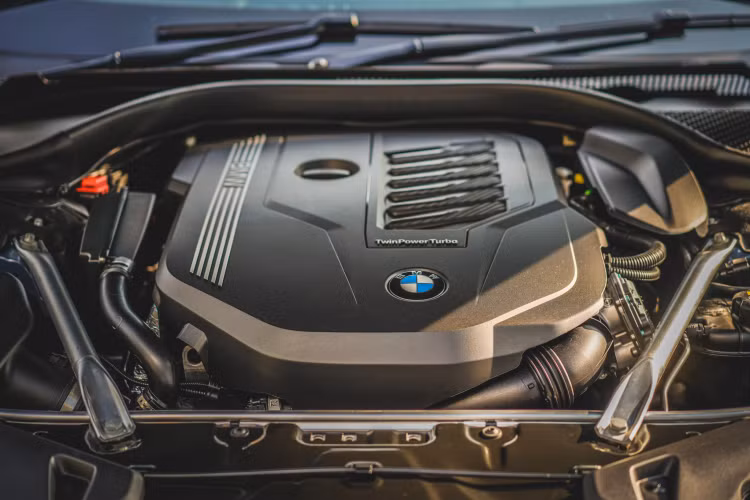 Sau khi được phân phối, BMW 840i Gran Coupe M Sport sẽ mở ra lựa chọn mới dành cho khách hàng Việt khi quan tâm phân khúc sedan phong cách coupe hạng sang cỡ lớn. Giá xe BMW 840i Gran Coupe 2021 dự kiến khoảng 6,789 tỷ đồng, xe có giá nhỉnh hơn so với “người đồng hương” Mercedes-AMG GT 53 4MATIC+ 4-Door Coupé đang được Mercedes-Benz Việt Nam (MBV) phân phối với mức giá từ 6,299 tỷ đồng.