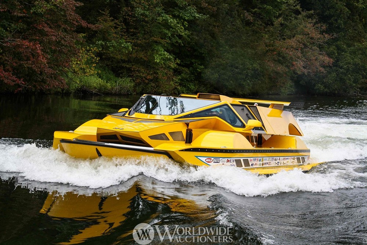 Trên phương diện máy móc, Hydrocar trang bị một động cơ Chevrolet V8 dung tích 9.3 lít sản sinh 762 mã lực và 965 Nm mô-men xoắn cực đại, ghép cặp với một hộp số xe đua tự động 4 cấp. Chiếc xe mất tới 10 năm để chế tạo hoàn chỉnh, và ra mắt lần đầu trên trang bìa của tạp chí Popular Mechanics hồi năm 2004. Dự án độc đáo này sau đó cũng đã được giới thiệu trên tạp chí Forbes và Monster Garage.