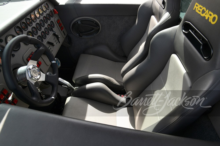 Để sử dụng trên đường phố, nó có hệ thống treo khí nén và phanh đĩa ở cả 4 góc bánh. Mặc dù hoàn toàn hợp pháp đi trên đường, nhưng Hydrocar có vẻ thích hợp để sử dụng trên mặt nước hơn. Suy cho cùng, nó trông cũng giống một con thuyền hơn là ô tô. Nội thất xe có 2 chỗ ngồi, trang bị ghế ôm kiểu xe đua, nhưng trông khá chật hẹp và được cho biết là không có hệ thống điều hòa, đồng thời cửa sổ cũng không thể kéo xuống.