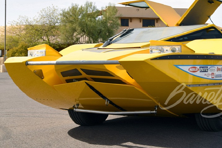 Đúng như tên gọi xe lưỡng cư, Hydrocar độc nhất vô nhị là một chiếc xe 4 bánh, mang hình dáng lai tạo giữa thuyền và ôtô, cung cấp khả năng đi trên đường phố lẫn trên mặt nước. Chiếc xe được xây dựng trên một khung thép không gian độ riêng hoàn toàn với thân vỏ bằng nhôm. Ở phía sau, nó có hai ống xả hướng lên trời và một bộ chân vịt khổng lồ để đẩy trong nước.