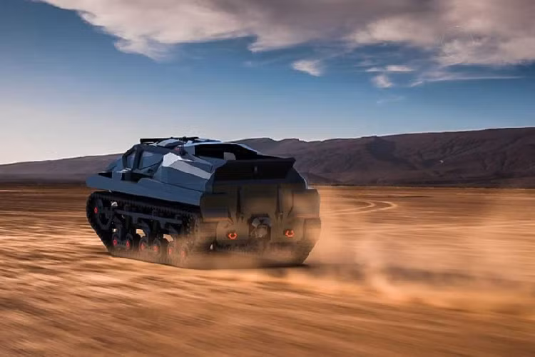 Hệ thống hybrid của xe bọc thép Storm sản sinh công suất lên tới 2.500 mã lực (không có chỉ số mô-men xoắn cụ thể) để kéo tổng trọng lượng 8 tấn. Công suất mạnh mẽ này cho phép Storm để đạt được tốc độ tối đa lên đến 140 km/h trên đất liền, và 30 km/h trên mặt nước. Nó thậm chí có thể xử lý các cơn sóng cao tới 1,5 mét, đảm bảo khả năng hoạt động ngay cả ở những vùng biển động.