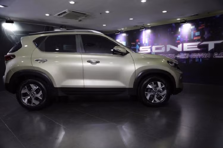 Ngày 8/4/2021 vừa qua, hãng Kia đã chính thức giới thiệu phiên bản 7 chỗ mới của mẫu SUV cỡ B Sonet với khách hàng toàn cầu. Sự kiện này được tổ chức tại Indonesia thay vì Ấn Độ. Về kích thước, Kia Sonet 7 chỗ mới không có gì khác so với phiên bản 5 chỗ. Xe cũng sở hữu chiều dài 4.120 mm, rộng 1.790 mm, cao 1.615 - 1.642 mm và chiều dài cơ sở 2.500 mm.