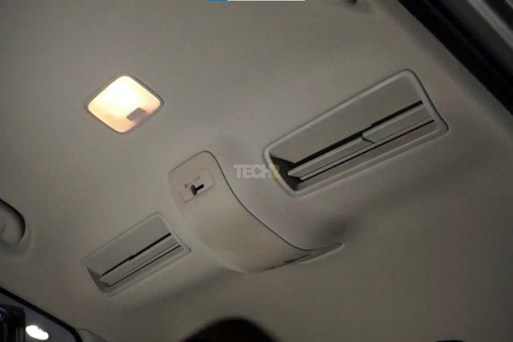 Bên trong, Kia Sonet 7 chỗ có khác biệt lớn nhất so với bản 5 chỗ chính là hàng ghế thứ 3. Vì xe có kích thước nhỏ nên hàng ghế thứ 3 khá chật chội, phù hợp với trẻ em hơn người lớn.