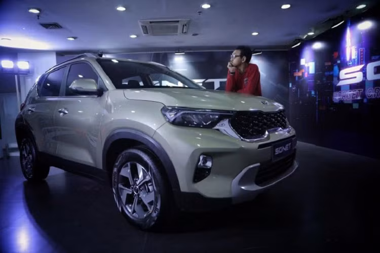 Ngoài ra, mẫu SUV cỡ B này còn có những chi tiết thiết kế khác mang đậm văn hóa Ấn Độ như nắp ca-pô dập gân, lấy cảm hứng từ những chú voi con. Nếu nhìn từ phía trên, nắp ca-pô của xe còn gợi liên tưởng đến ngà voi.