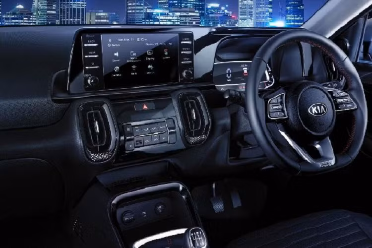 Nằm bên dưới nắp ca-pô của Kia Sonet 7 chỗ là động cơ giống bản 5 chỗ. Đây là động cơ xăng Smartstream 4 xi-lanh, dung tích 1,5 lít, sản sinh công suất tối đa 115 mã lực và mô-men xoắn cực đại 144 Nm. Động cơ kết hợp với hộp số CVT 8 cấp số ảo hoặc hộp số sàn 6 cấp và hệ dẫn động 1 cầu.