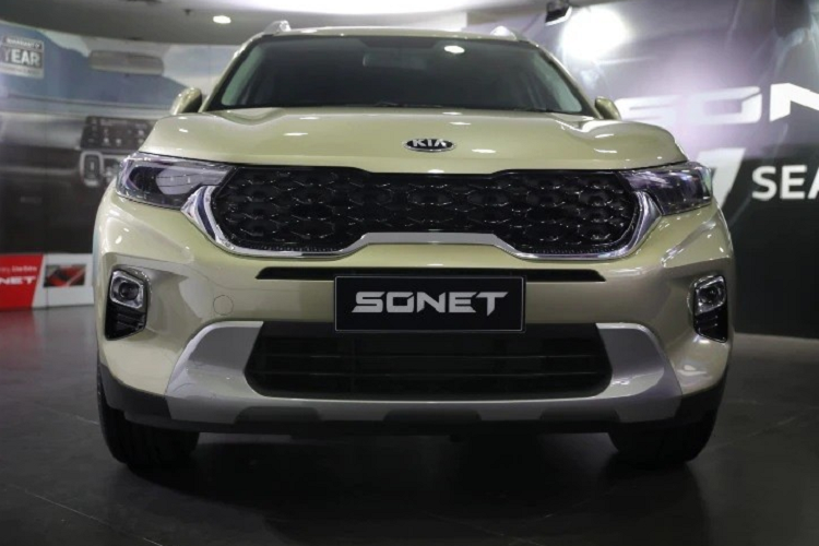 Tương tự như vậy, thiết kế ngoại thất của Kia Sonet 2021 mới cấu hình 7 chỗ cũng giữ nguyên so với bản 5 chỗ. Theo đó, xe được trang bị lưới tản nhiệt "mũi hổ" đặc trưng của thương hiệu Kia nhưng lại chịu ảnh hưởng từ văn hóa Ấn Độ với thiết kế giống ngà voi ở hai bên viền.