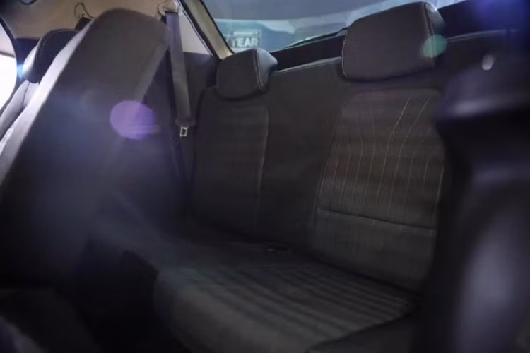 Bên sườn, Kia Sonet 7 chỗ mới cũng được trang bị hốc bánh "cơ bắp" và bộ vành hợp kim 16 inch phối 2 màu thể thao. Như vậy, vành của Kia Sonet 7 chỗ có kích thước lớn hơn phiên bản 5 chỗ. Thêm vào đó là những chi tiết ốp mạ crôm trang trí ở bậc cửa và viền cửa sổ, baga nóc màu bạc và ăng-ten hình vây cá.