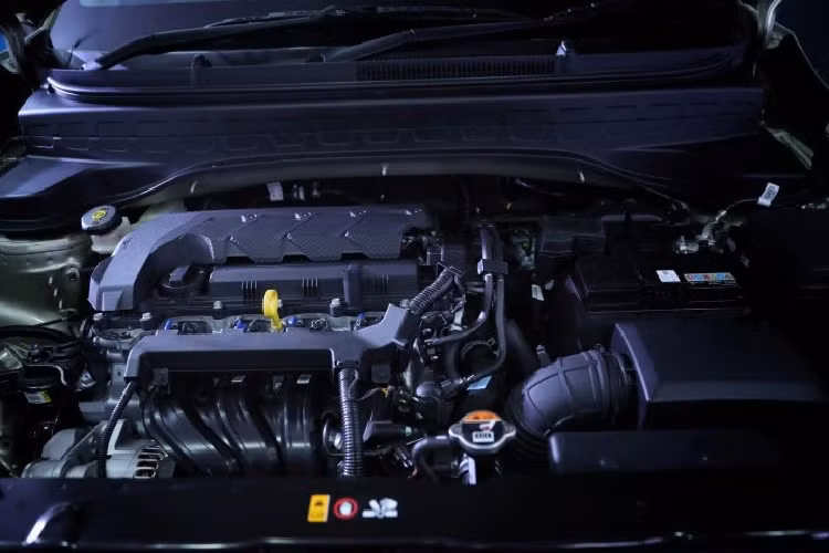 Ở bản cao cấp nhất mang tên Premiere 7, Kia Sonet 7 chỗ sẽ được trang bị màn hình cảm ứng 10,25 inch của hệ thống thông tin giải trí. Màn hình này hỗ trợ kết nối Bluetooth, USB, AUX, Apple CarPlay, Android Auto và ra lệnh bằng giọng nói. Những trang bị đáng chú ý khác của xe bao gồm sạc điện thoại thông minh không dây, tính năng khởi động máy từ xa, hệ thống âm thanh Bose 7 loa và ghế trước làm mát.