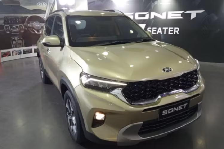 Nằm hai bên lưới tản nhiệt là cụm đèn pha LED toàn phần với dải đèn LED định vị ban ngày độc đáo, trông như biểu đồ nhịp tim. Thiết kế của cản trước bên dưới cũng nổi bật không kém với những đường cắt góc cạnh, đèn sương mù Halogen hình viên đá và tấm ốp gầm giả ở giữa.