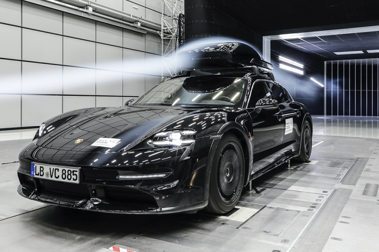 Phó chủ tịch phụ trách cá nhân hóa Porsche, Alexander Fabig cho biết: "Ngoài khả năng ổn định ở tốc độ cao, các tùy chọn cá nhân hóa cho cốp mui cũng sẽ rất độc đáo, với cánh gió bên màu đen bóng hoặc trùng màu thân xe".