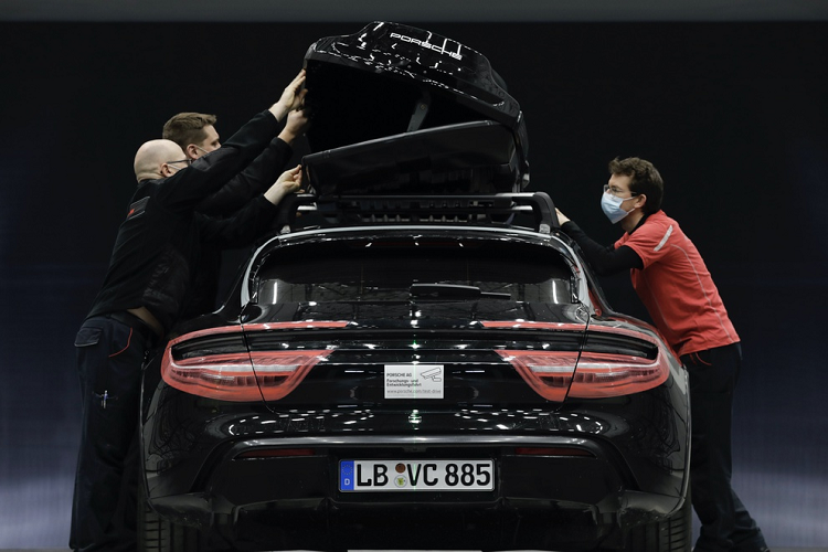 Không giống như cốp mui thông thường, Porsche đã áp dụng nguyên tắc thiết kế "hình thức tuân thủ theo chức năng" với cốp Performance. Nó có hình dạng cong nhẹ. Phần cốp mui này cũng đã được thí nghiệm trong đường hầm gió để cải tiến thêm tính khí động học.