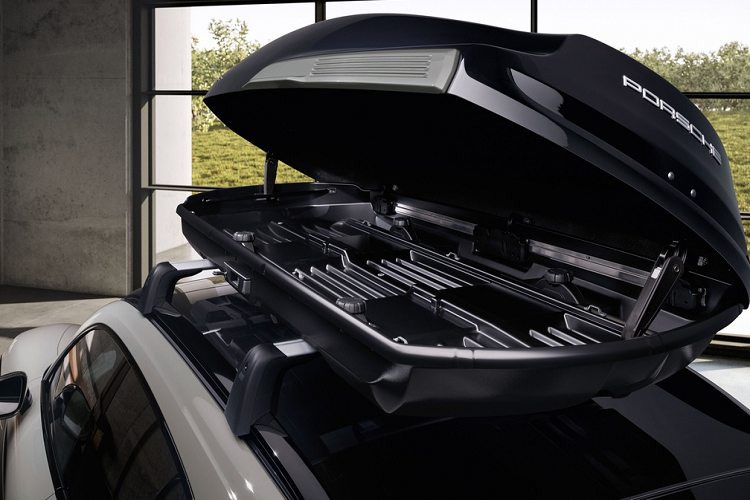 Theo hãng xe Đức, cốp mui Performance có thể được tháo lắp khá dễ dàng trên tất cả mẫu xe của Porsche. Nó có dung tích 480 lít và có thể mở ra từ cả 2 phía, cho phép chứa và lấy hàng thuận tiện.