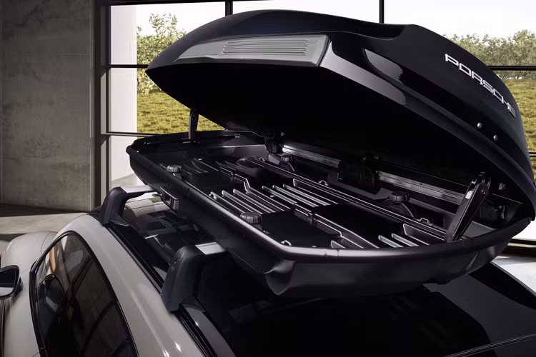 Theo hãng xe Đức, cốp mui Performance có thể được tháo lắp khá dễ dàng trên tất cả mẫu xe của Porsche. Nó có dung tích 480 lít và có thể mở ra từ cả 2 phía, cho phép chứa và lấy hàng thuận tiện.