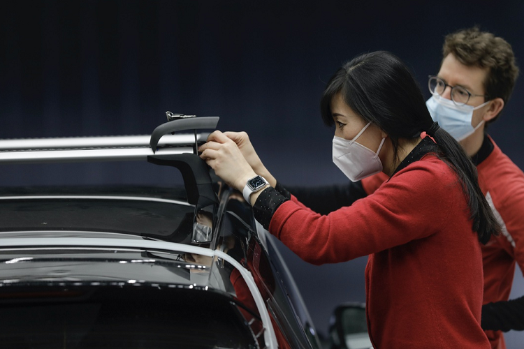 Cốp mui của hãng Porsche này được hợp tác thiết kế với Studio FA Porsche, có thể đảm bảo ổn định ở vận tốc 200 km/h. Tên gọi Performance xuất phát từ đó.