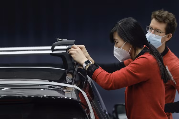 Cốp mui của hãng Porsche này được hợp tác thiết kế với Studio FA Porsche, có thể đảm bảo ổn định ở vận tốc 200 km/h. Tên gọi Performance xuất phát từ đó.