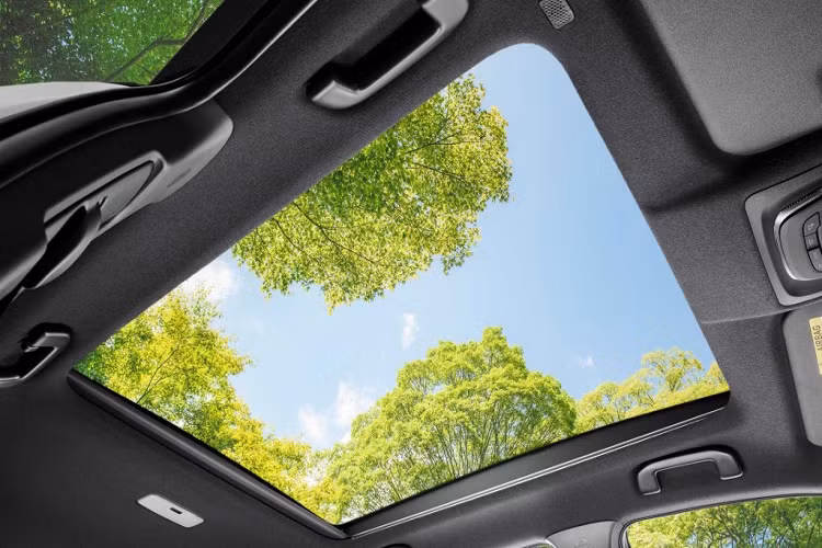 Cuối cùng là hệ thống an toàn khá đầy đủ với gói công nghệ Toyota Safety Sense, bao gồm các tính năng như phát hiện điểm mù, cảnh báo phương tiện cắt ngang khi lùi, hệ thống ngăn va chạm sớm, phanh khẩn cấp tự động và hệ thống cảnh báo chuyển làn đường.