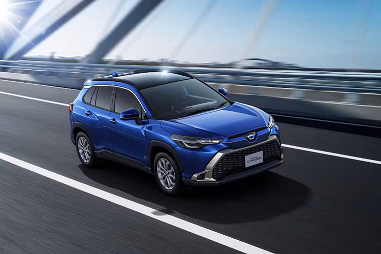 Đó là chưa kể đến 7 túi khí, hệ thống cân bằng điện tử, hỗ trợ khởi hành ngang dốc, camera 360 độ với hình ảnh 3D và camera hành trình trước/sau.