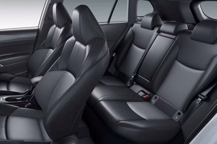 Tương tự động cơ, các trang bị tiện nghi của Toyota Vios 2022 tại Malaysia cũng không có gì mới. Xe vẫn có vô lăng tích hợp lẫy chuyển số thể thao, nút bấm chọn chế độ lái, bảng đồng hồ Optitron đi kèm màn hình màu đa thông tin, gương chiếu hậu chống chói, điều hòa tự động 1 vùng, màn hình thông tin giải trí dạng cảm ứng 7 inch, hỗ trợ kết nối Apple CarPlay/Android Auto và sạc điện thoại thông minh không dây.